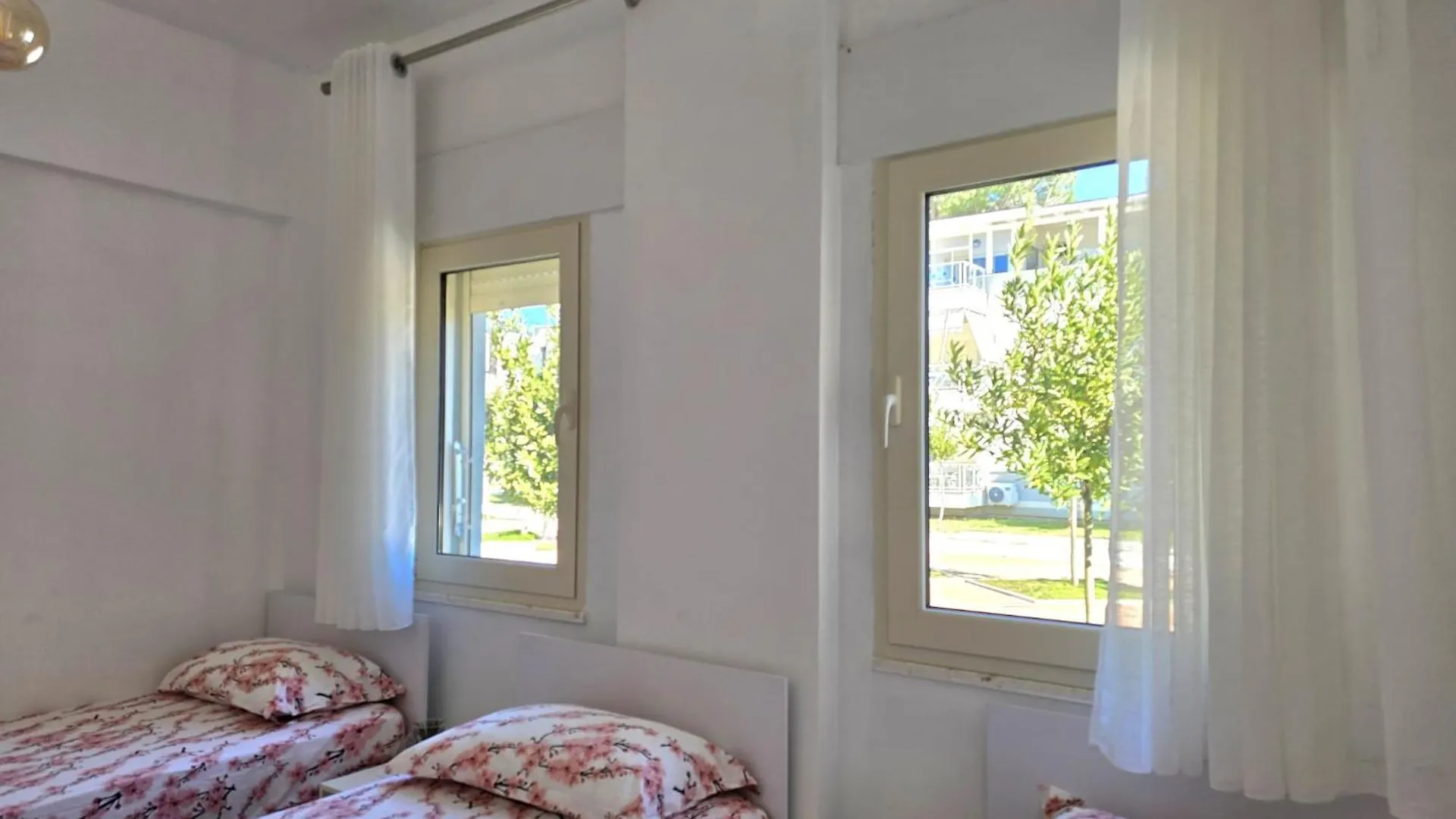 Airy 2-Bedroom Apartment With Balcony Plazhi San Pietro