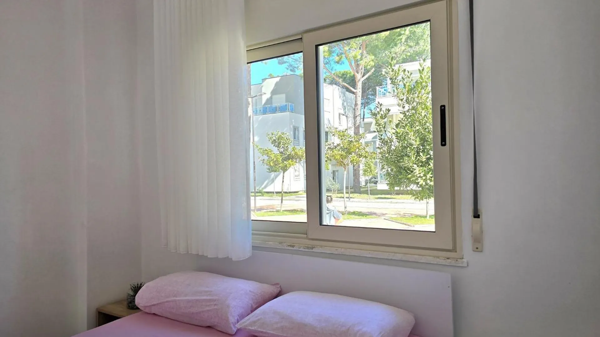 Airy 2-Bedroom Apartment With Balcony Plazhi San Pietro