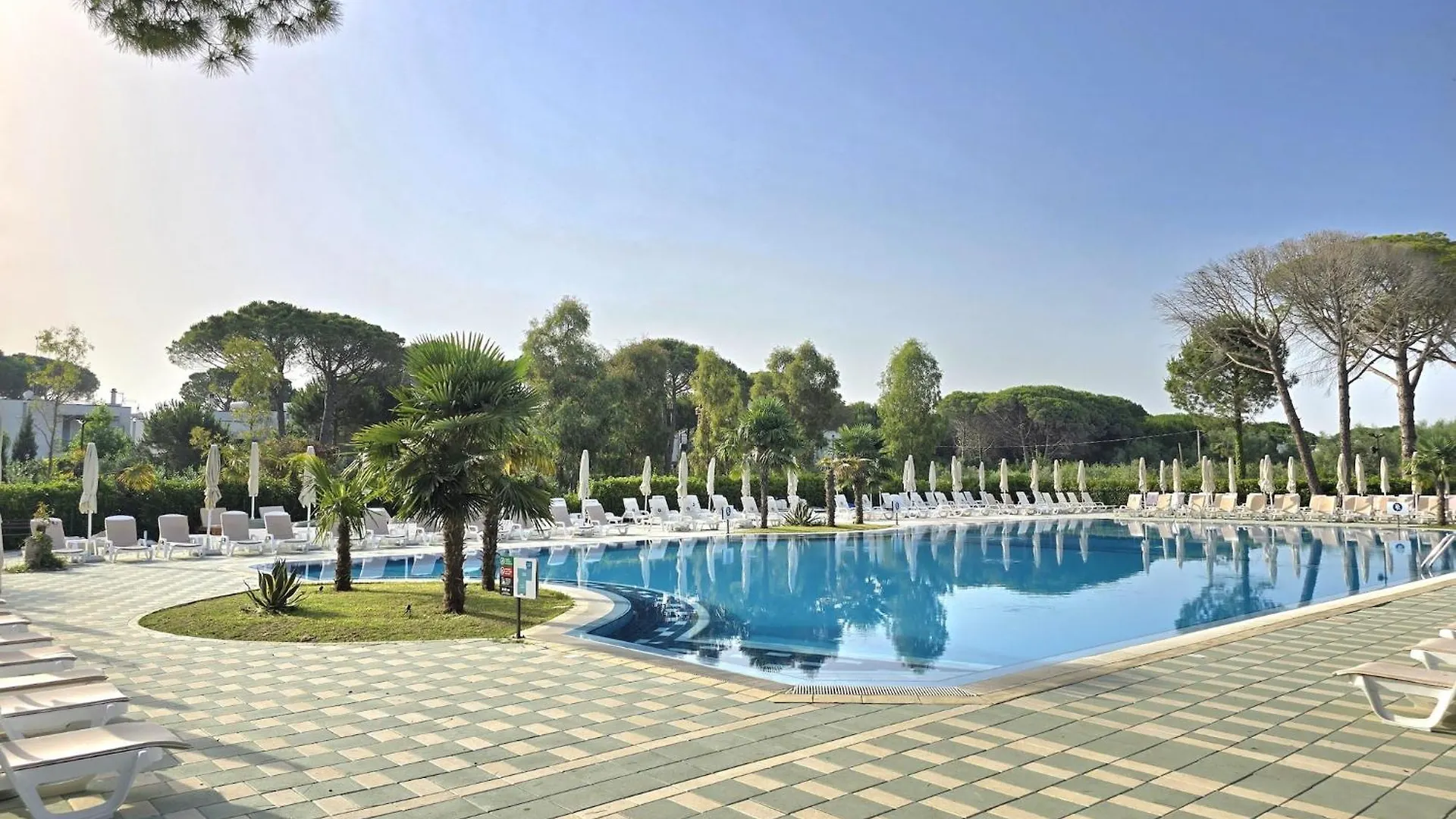 Airy 2-Bedroom Apartment With Balcony Plazhi San Pietro