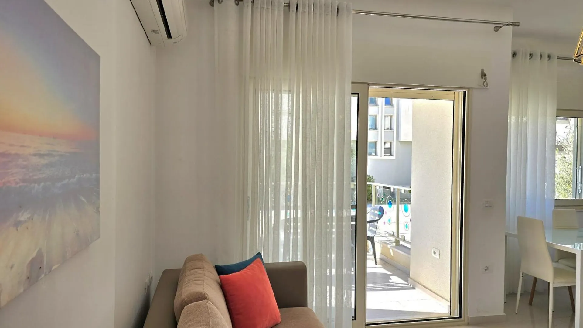 Airy 2-Bedroom Apartment With Balcony Plazhi San Pietro