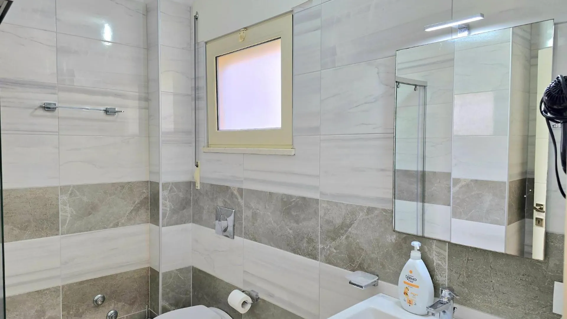Airy 2-Bedroom Apartment With Balcony Plazhi San Pietro